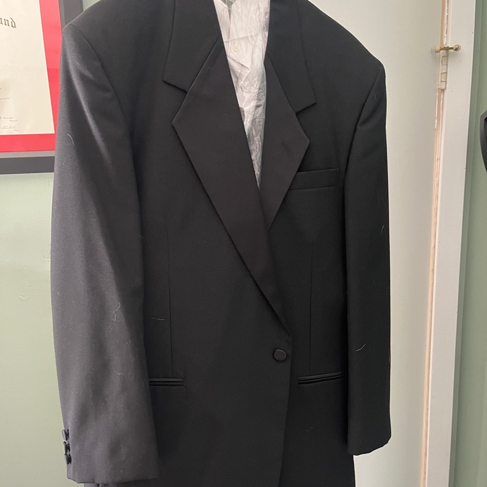 Irvine Park Men’s Tuxedo (Classic Fit)